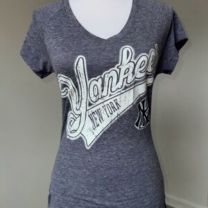 NY Yankees V-Neck Graphic Tee Women’s M Campus Lifestyle MLB‎ Distressed Shirt